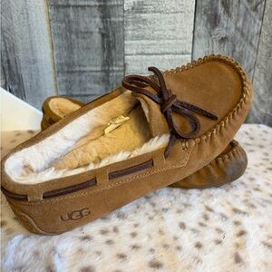UGG Dakota Tan Moccasin Slippers with Shearling Lining women’s size 6